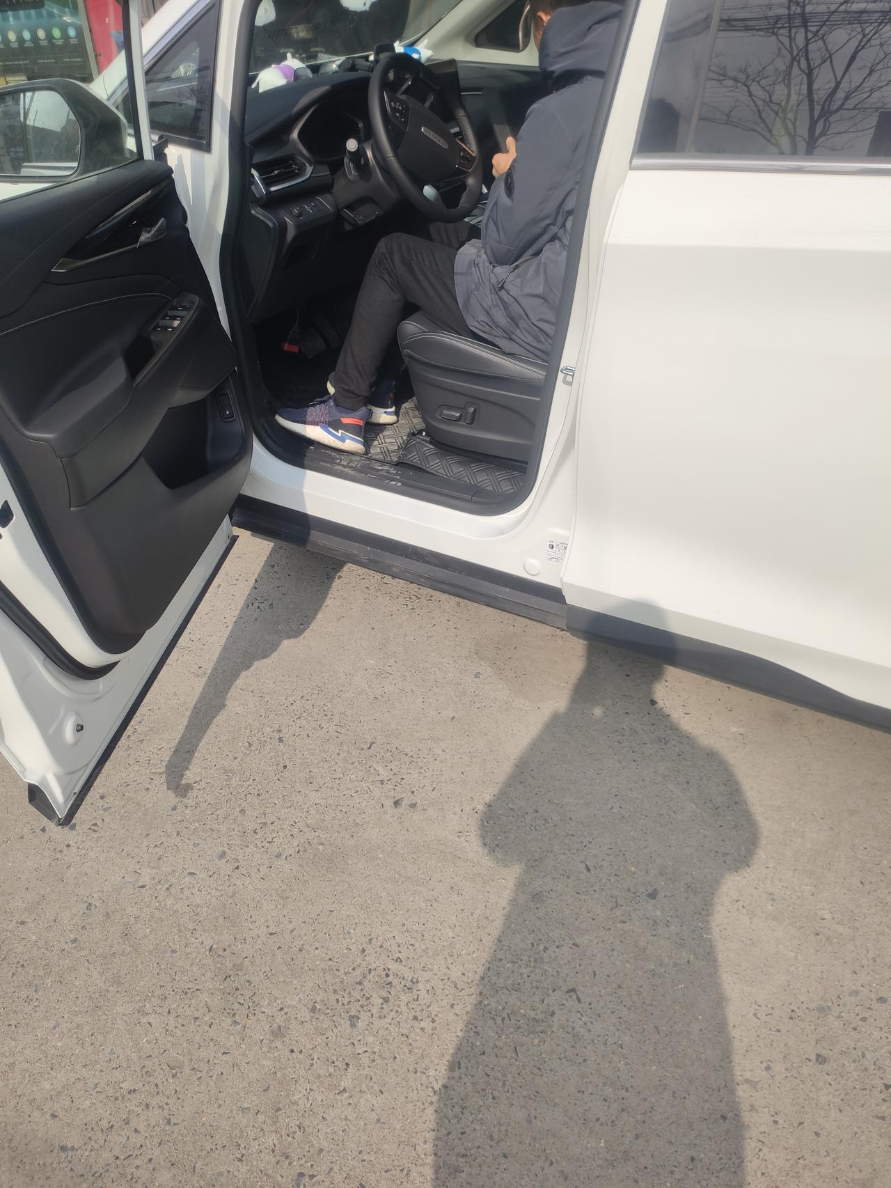 上汽大通MAXUS G50 买g50自动豪华使用一周，安全行驶1000多公里，早上突然启动发现倒挡没反应，前进不上转速，