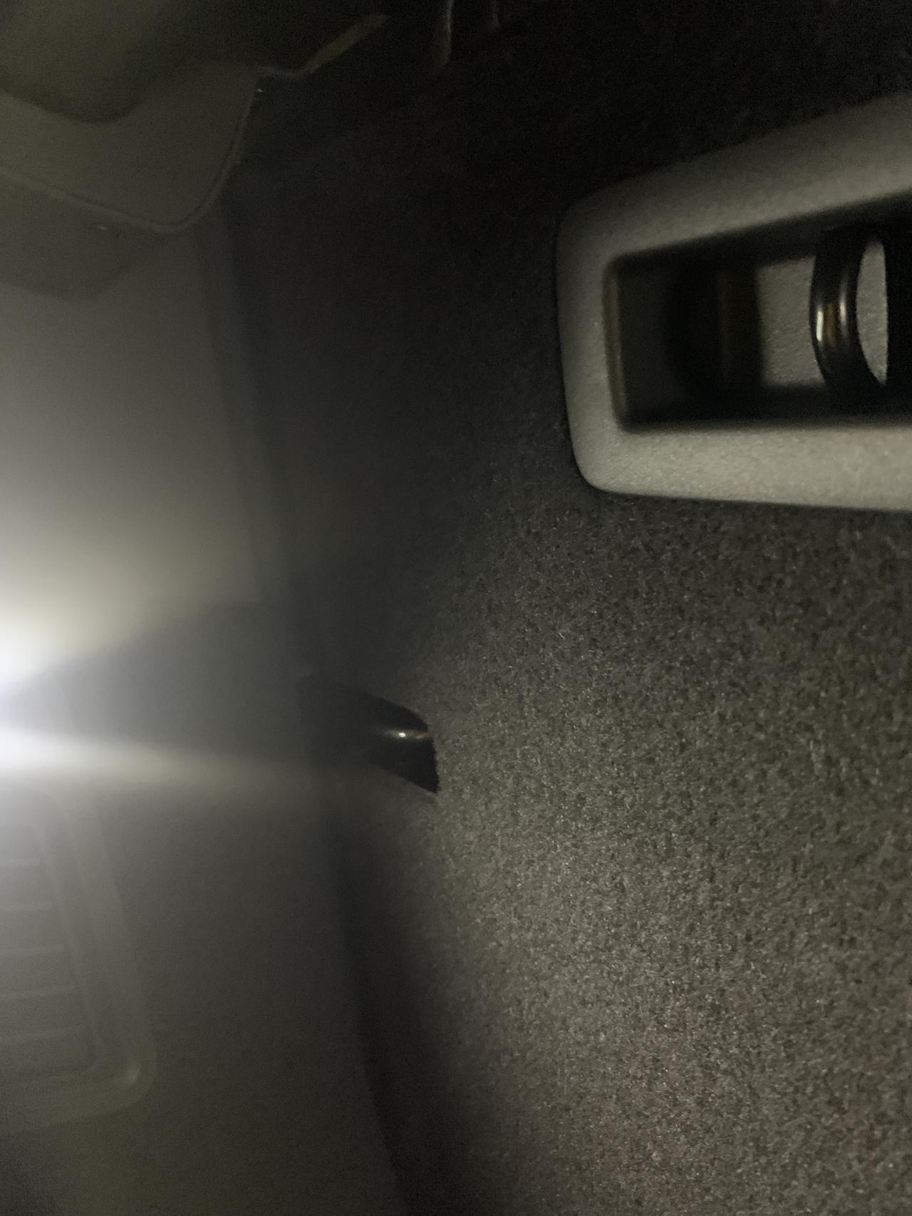 奥迪Q5L Sportback 二排靠背角度真的直，细仔看前后都有空闲往后调，那是出厂时就设计上的！就不知道定位器有什么