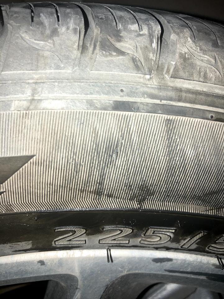 起亚KX5 轮胎被蹭伤成这样 有影响吗