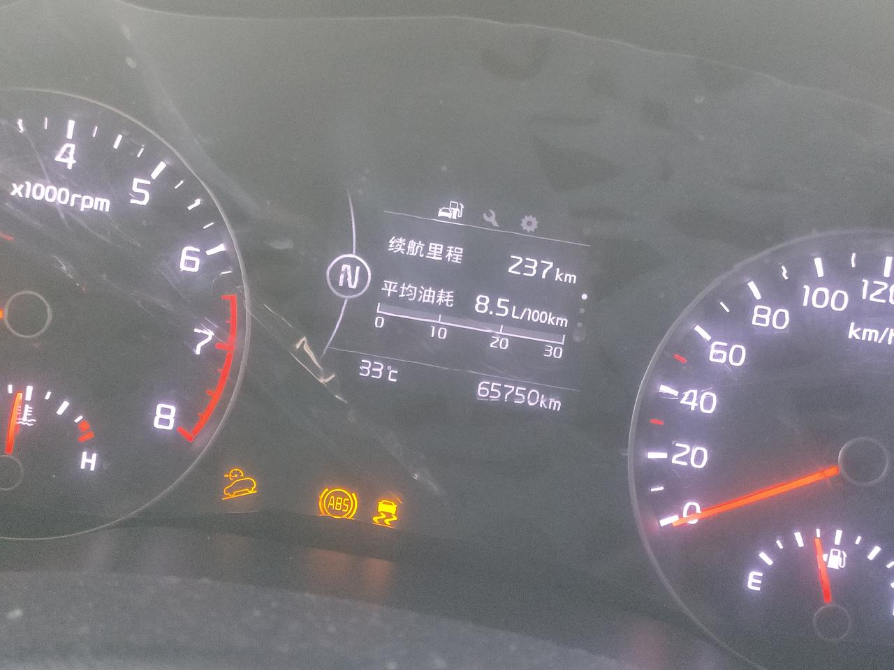 起亚KX5 万能的车友圈！我是起亚kxs5车主昨天车子启动后有三个标志在仪表盘上常亮！不知道怎么回事？求解！！！