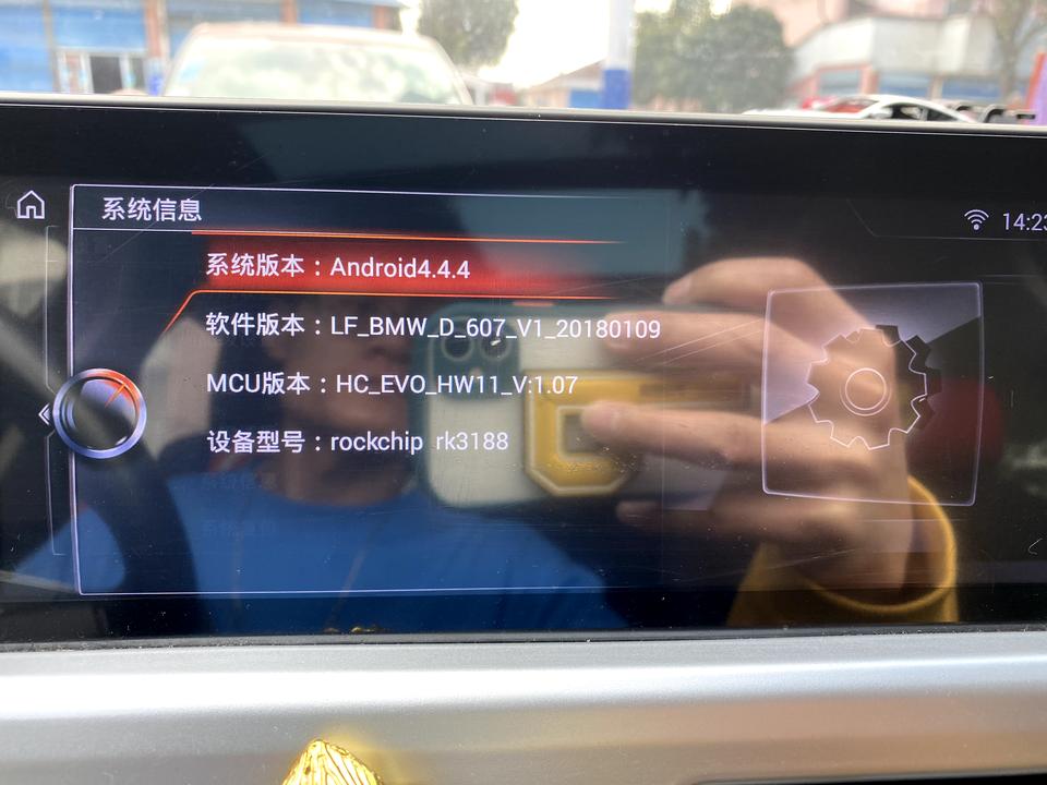 宝马1系 朋友们，这个CAR PLAY需要后装吗？还是能刷出来？18款118运动