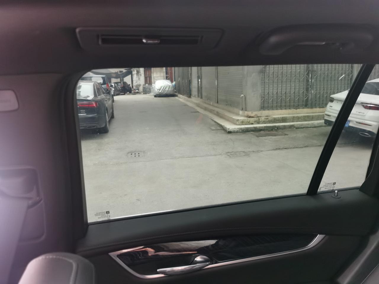 凯迪拉克XT6 我后面的玻璃门有一个按不下来了，按的时候里面有声音，有谁遇到过一样的情况，开了5000多公里了