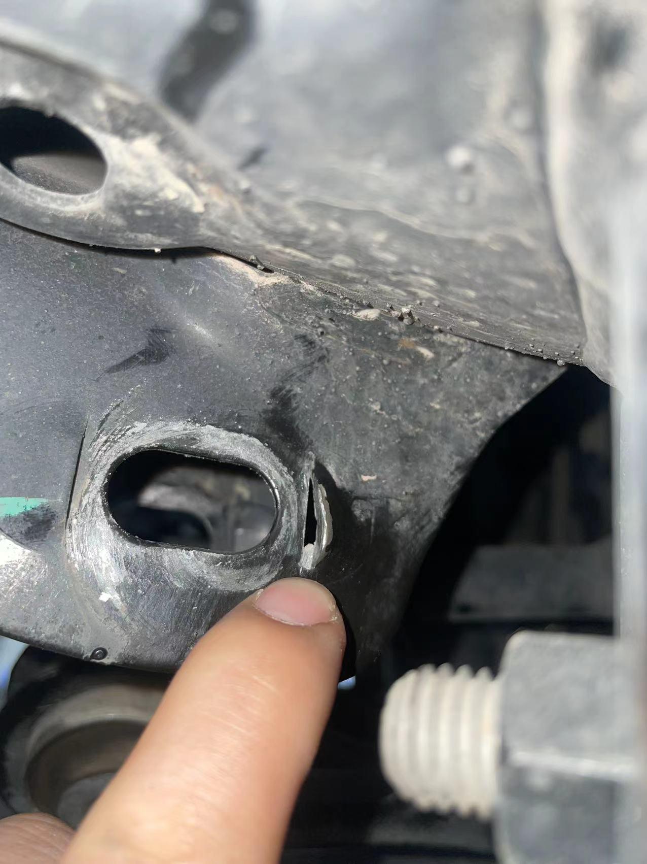 凯迪拉克XT4 有没有懂的，这个裂了一点要换整个后桥总成吗