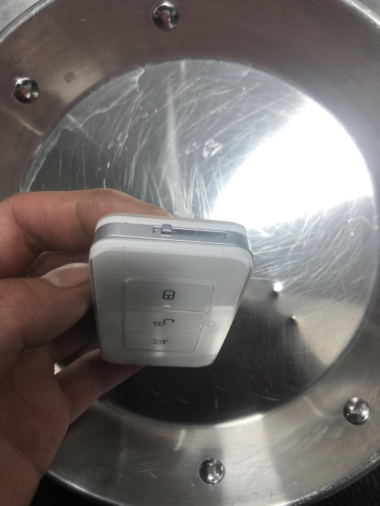 比亚迪秦Pro DM 有没大哥知道这个机械钥匙在哪配