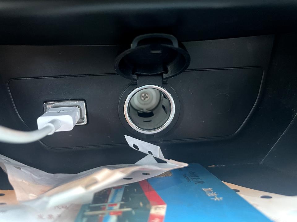 标致408 2018款1.6t的不配点烟器头吗？网上买了一个也不能用，是这款车用不了嘛？