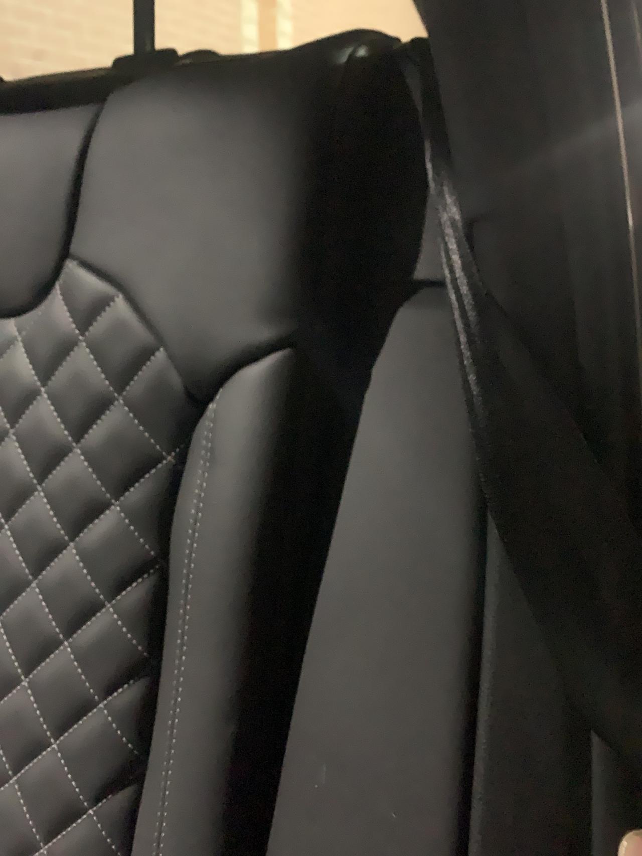 奥迪Q5L Sportback 二排靠背角度真的直，细仔看前后都有空闲往后调，那是出厂时就设计上的！就不知道定位器有什么