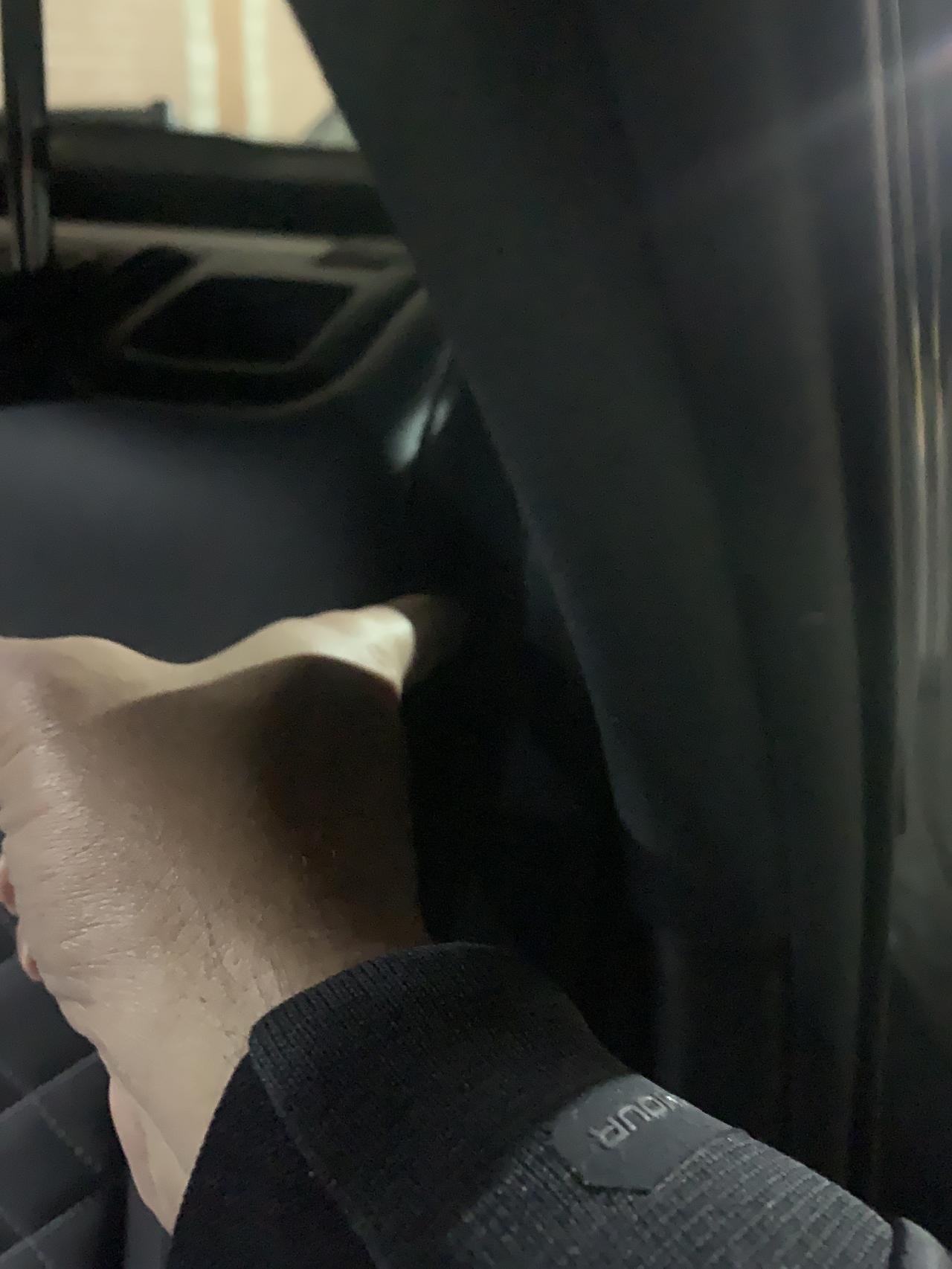 奥迪Q5L Sportback 二排靠背角度真的直，细仔看前后都有空闲往后调，那是出厂时就设计上的！就不知道定位器有什么