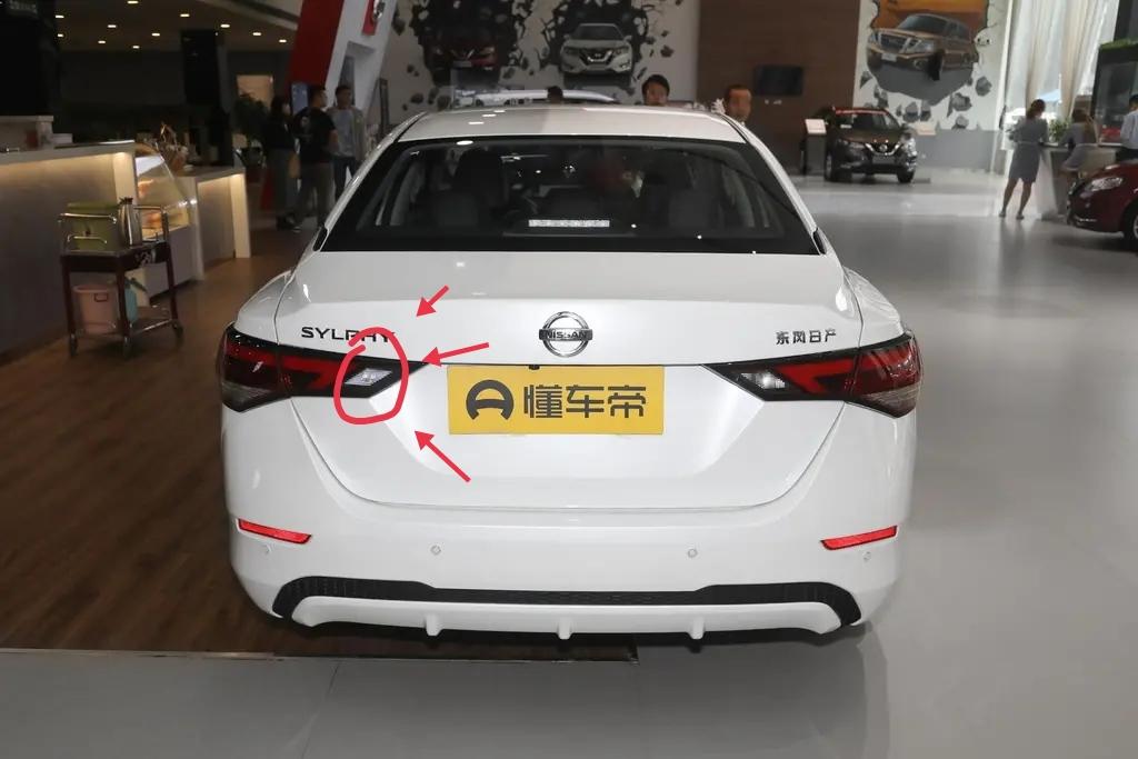 日产轩逸 悦享版的兄弟们，车启动后，后面的小灯只有右边一个亮正常吗？你们的也会这样吗