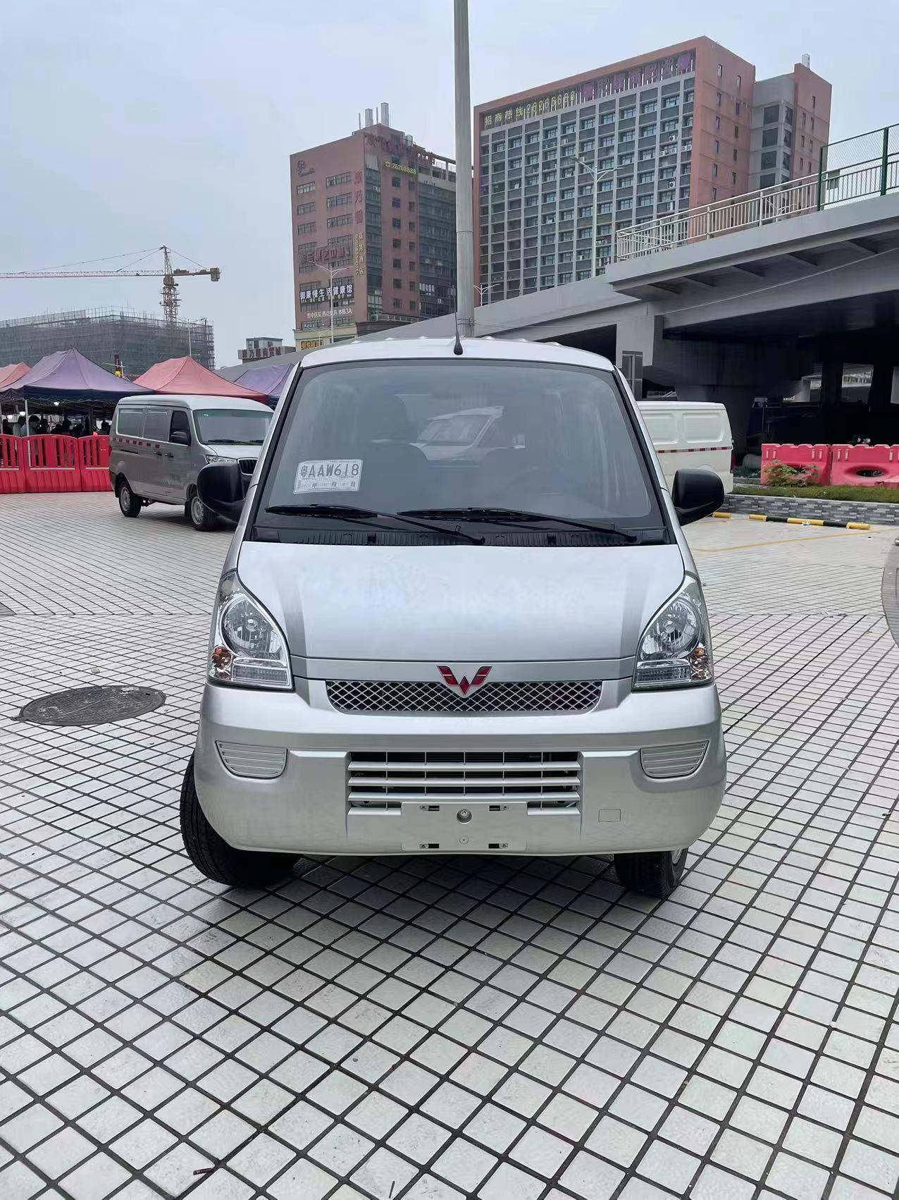 五菱五菱宏光EV 大哥们，小弟不懂车，问下这个五菱宏光ev新款落地值多少