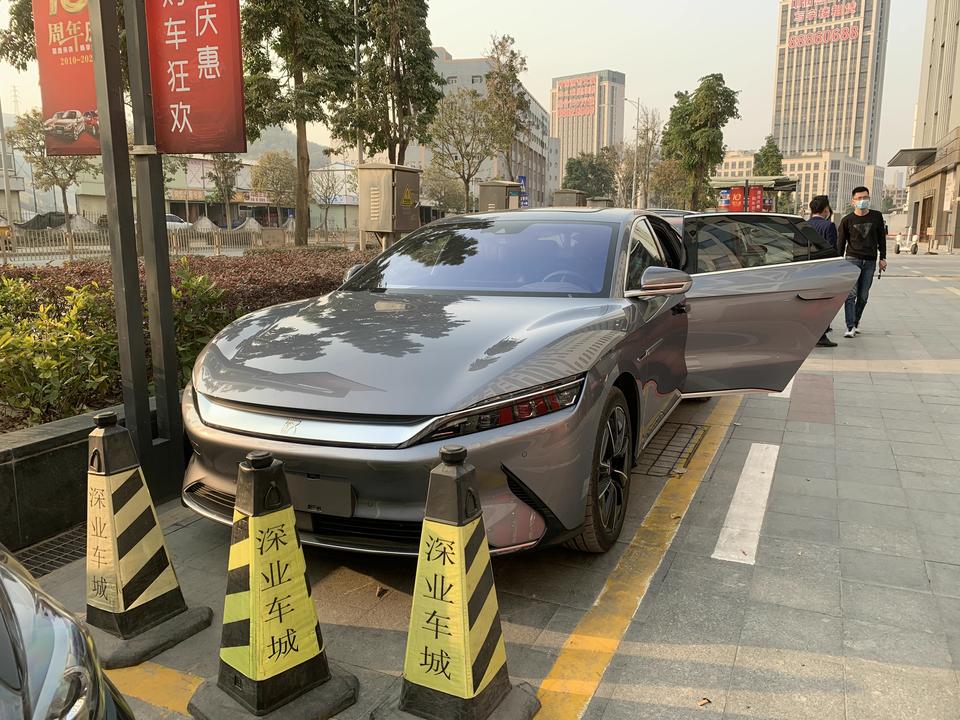 比亚迪汉DM 打算买汉纯电，价格25.58，深圳有两万补贴，4s店还说有上牌费1000，按揭费3000，保险6500，是