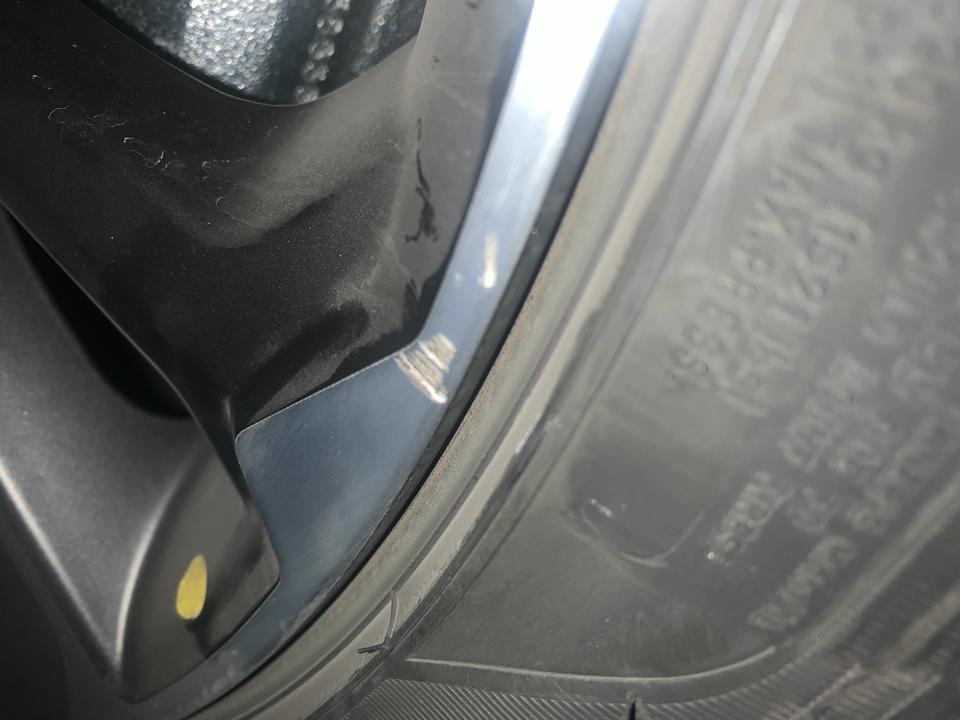 领克03 轮毂蹭马路牙子上了怎么搞一血没了