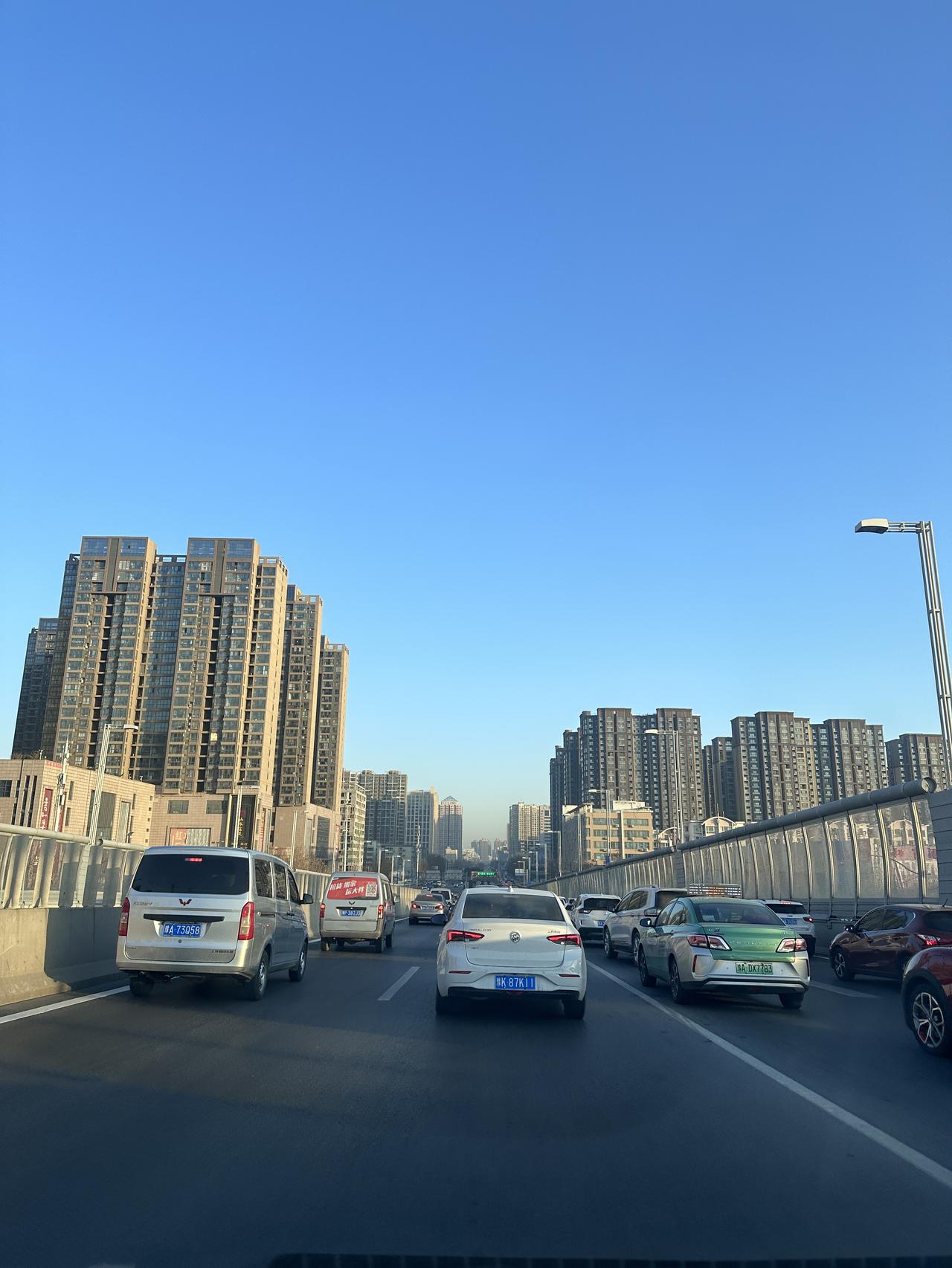 比亚迪汉DM 问一下买过的车友，底盘乘坐真的很拉吗？买车范纠结我想买星空帕萨特，家里想让买汉dmi，恳请车友说说感受。