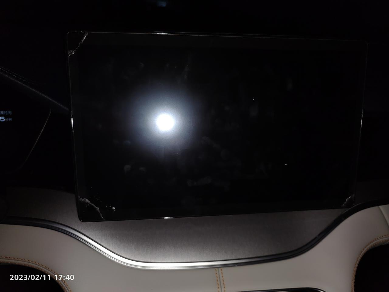 比亚迪宋PLUS DM-i 中控大屏原厂的膜，之前买车时没撕，现在半年多了撕不下来了，有没有车友有办法的？