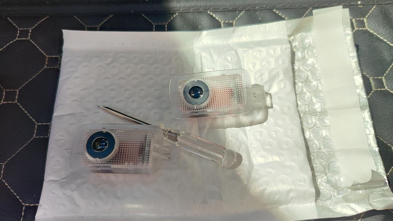 比亚迪宋PLUS DM-i 很喜欢这种门灯，有很多图案的，自己能安装吧
