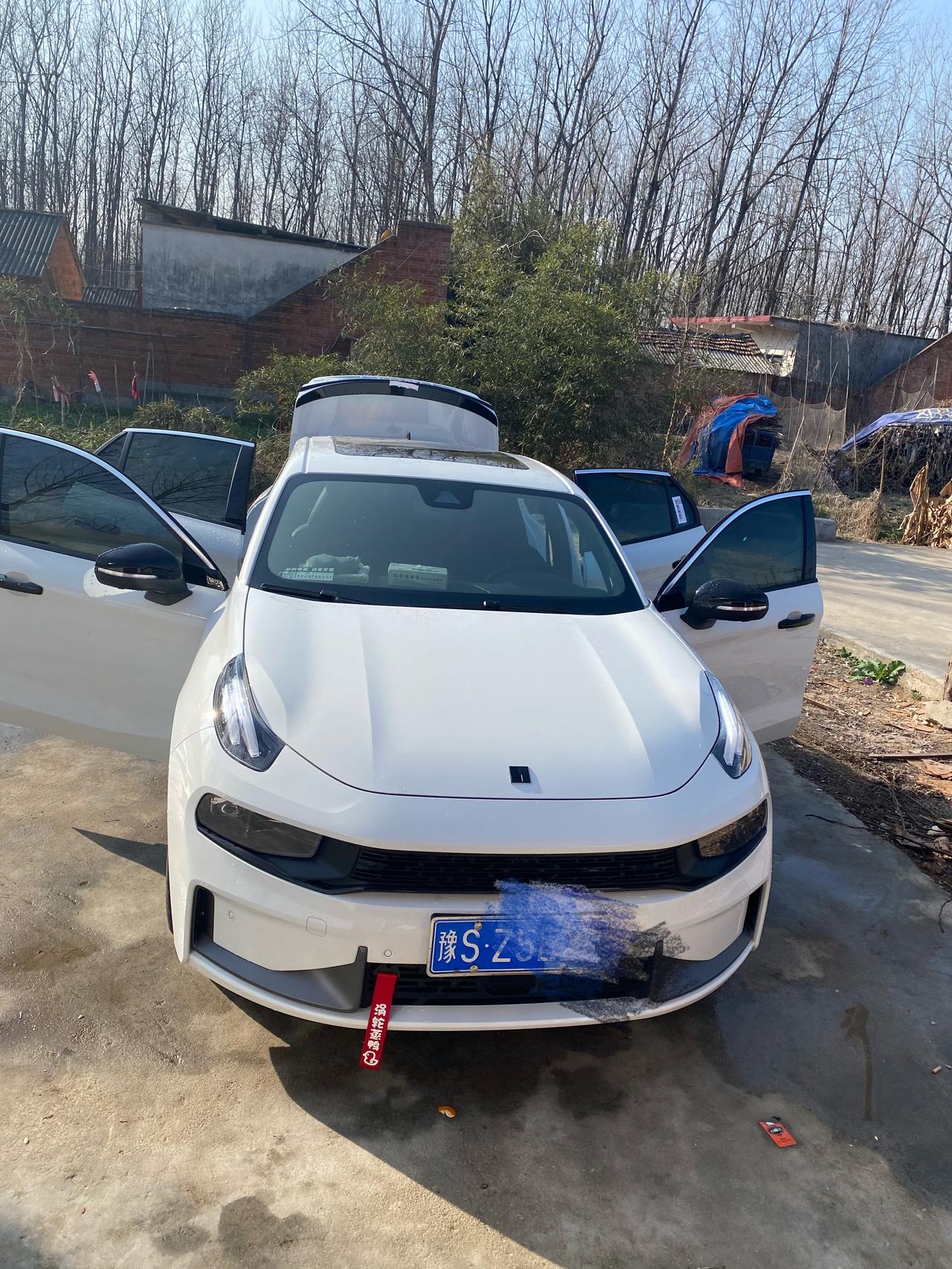 领克03 想贴个黑顶，贴的和图2一样，想问一下什么材质抗老化，大概贴完要多少钱、广州番禺附近哪里有贴膜店！