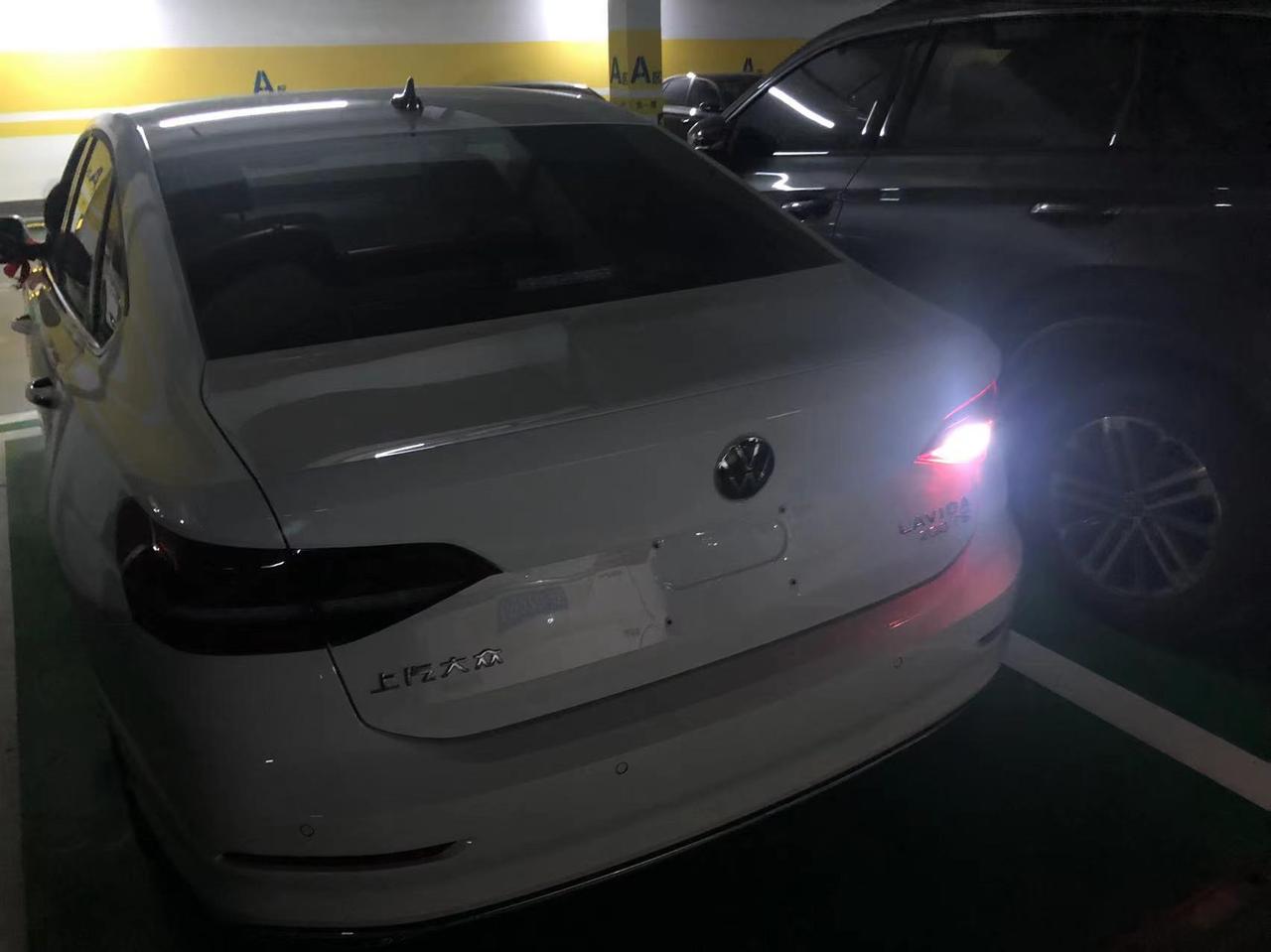 亲～请问朗逸的21款1.4T的豪华版的倒车时候是只亮一个吗？问了销售说这款的设计就是这样