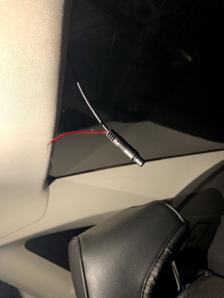 大众朗逸 今天开车突然发现，后挡风玻璃顶部中间出现了一个接头，有人知道这个是什么吗？这是什么坏了？