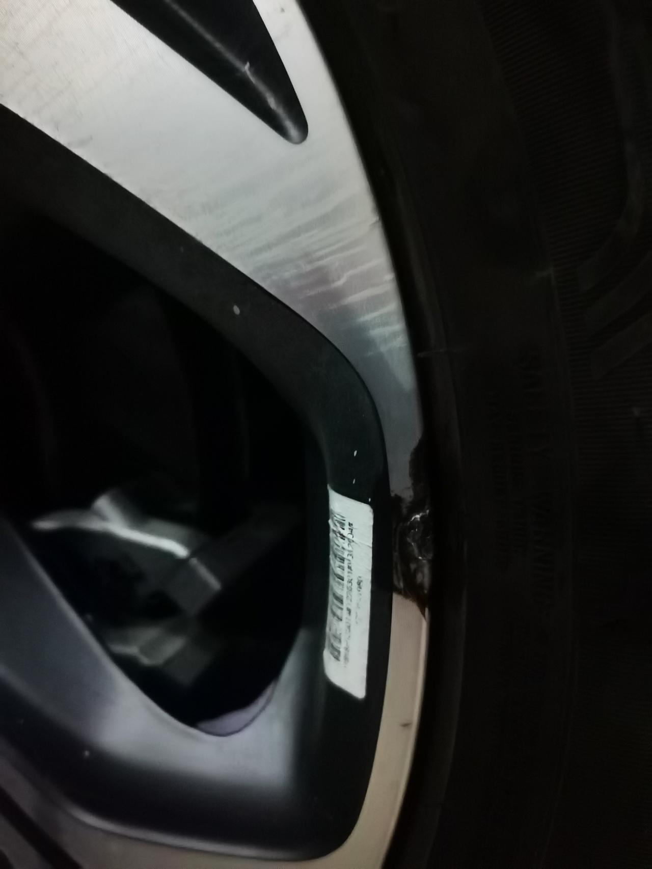 吉利星越L 各位大哥给看看我这轮毂是修合适还是换合适，刚才在路上大车掉了一块石头没注意干上了，轮胎报废轮毂一个坑，玛德心