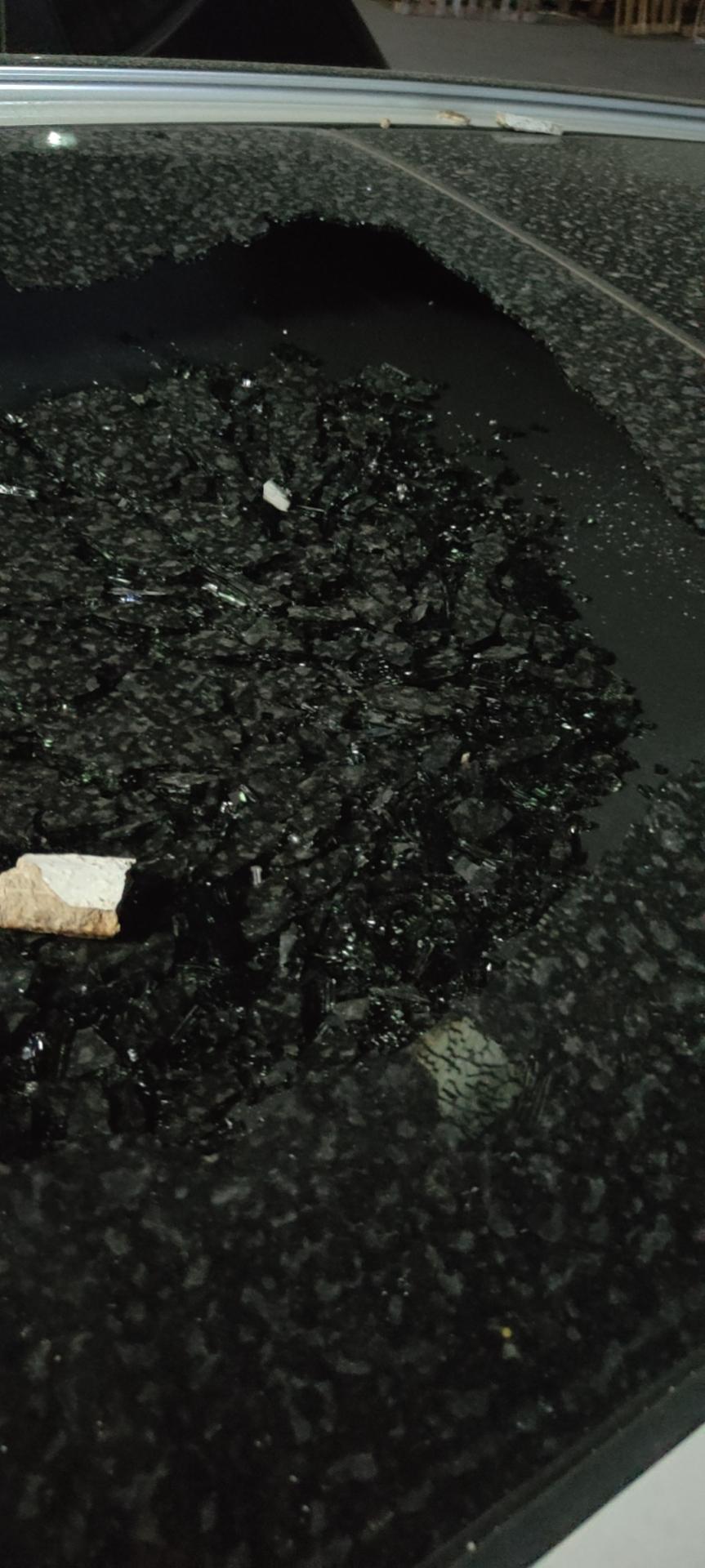吉利星越L 我的车停自己家里被自己家外墙皮砸到了，太平洋保险是这样说的，我理解不了，新车全保。兄弟们怎么处理？我自己的车