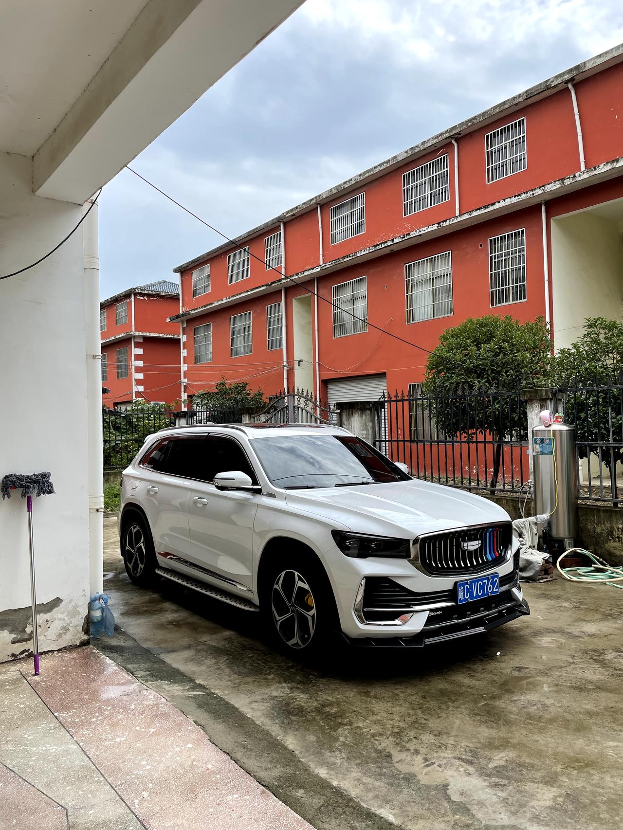 吉利星越L 为什么星越l数据线连接不能放音乐，连蓝牙手机里播放好不行，要在屏幕上点一下播放键才会放音乐，好麻烦，有时候还