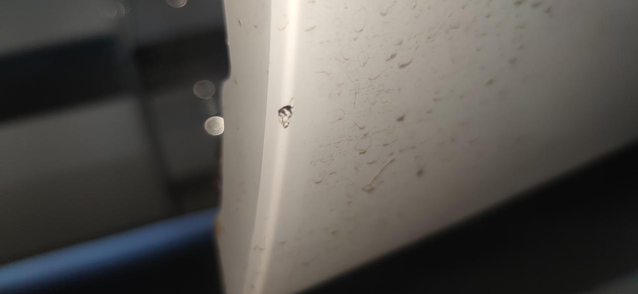 吉利星越L 问一下广大车友  右前门底部侧裙这块是塑料的吗 开门装到砖头角了  需要补漆不