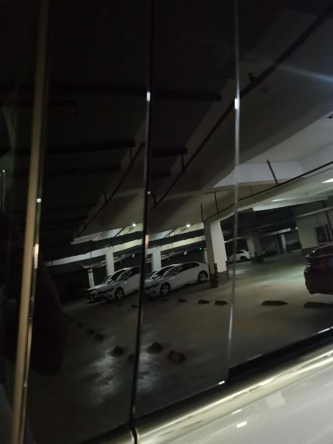 吉利星越L 这个镜面洗了两次就有好多小划痕，有什么东西能处理不？网上搜有中门的膜，车后挡风玻璃的镜面没找到……