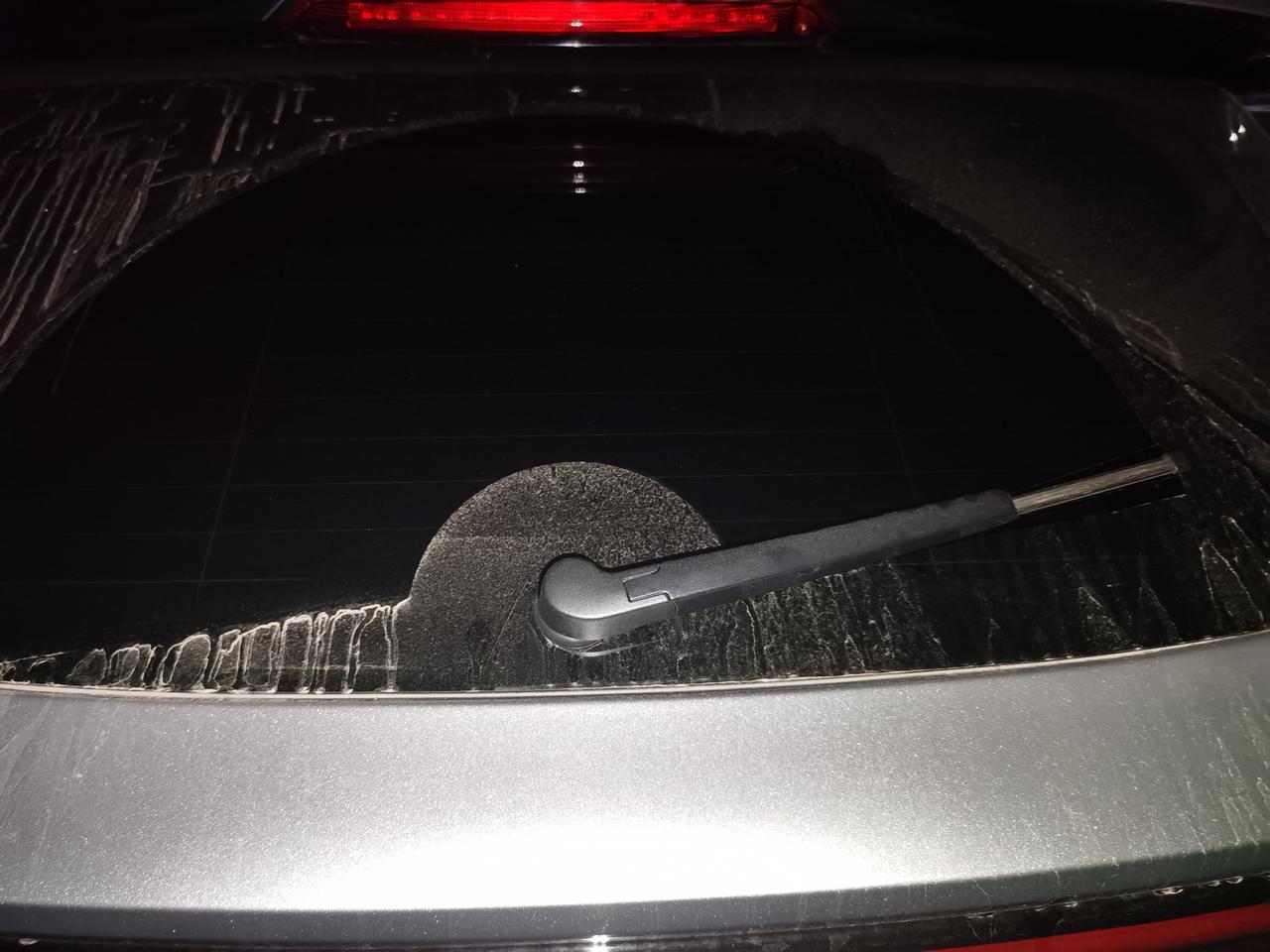 吉利星越L 我想知道后雨刮器变成这样应该怎么调，以前是180°，现在不知道为什么往上跑了点角度，比较影响观察车内后视镜。
