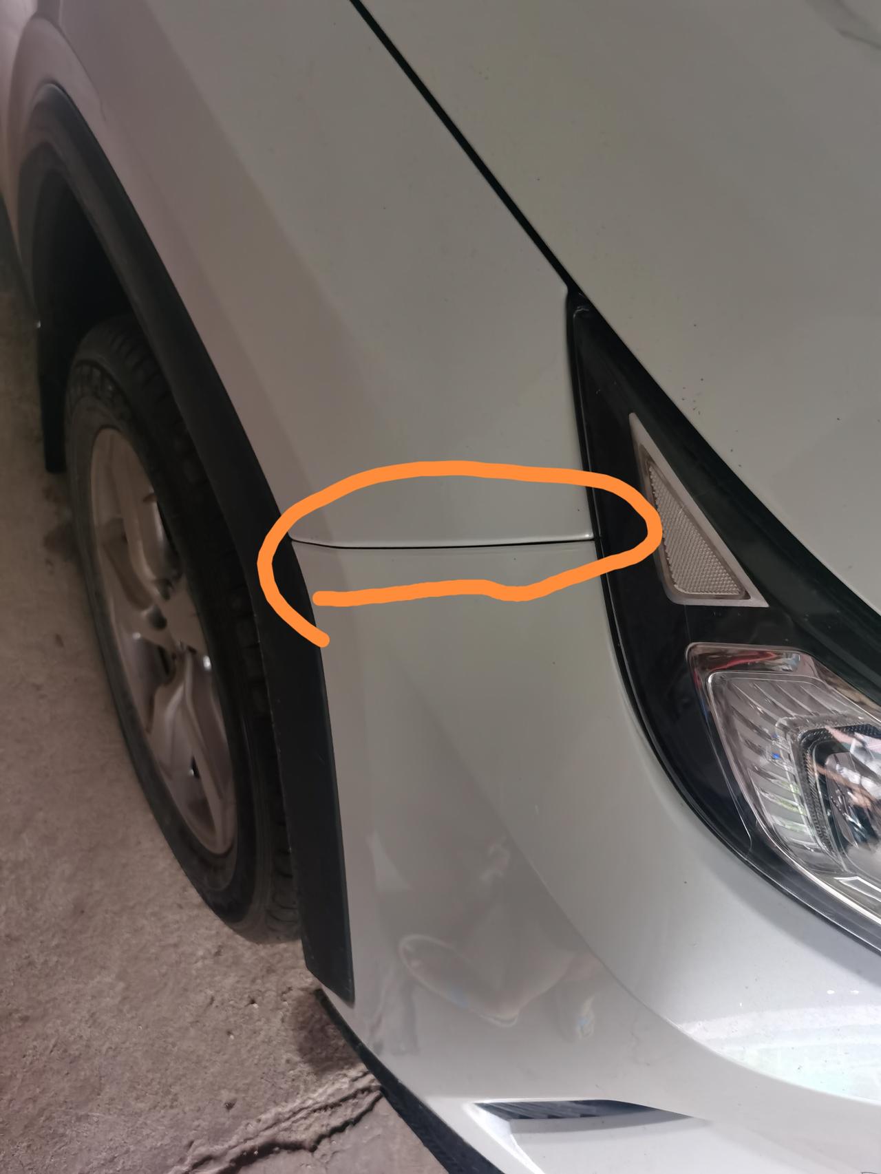 丰田RAV4荣放 新买的车，为什么看着左右翼子板都有条痕啊，感觉像铁皮短了点，然后就喷漆了，大家的车都这样吗？