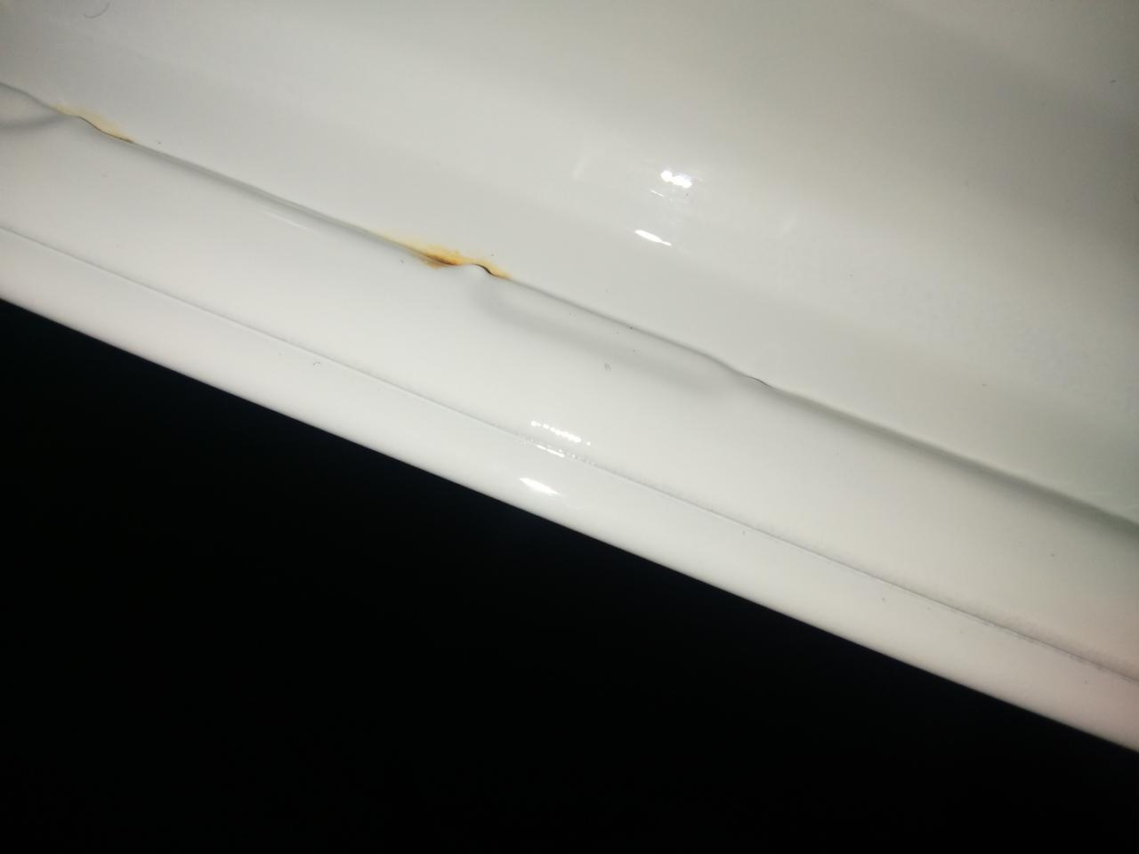 吉利帝豪 新买的车遇到这种问题怎么办，2021年一月5号提的车开的不到80公里，车门生锈了，销售跟我说的送价值3000元