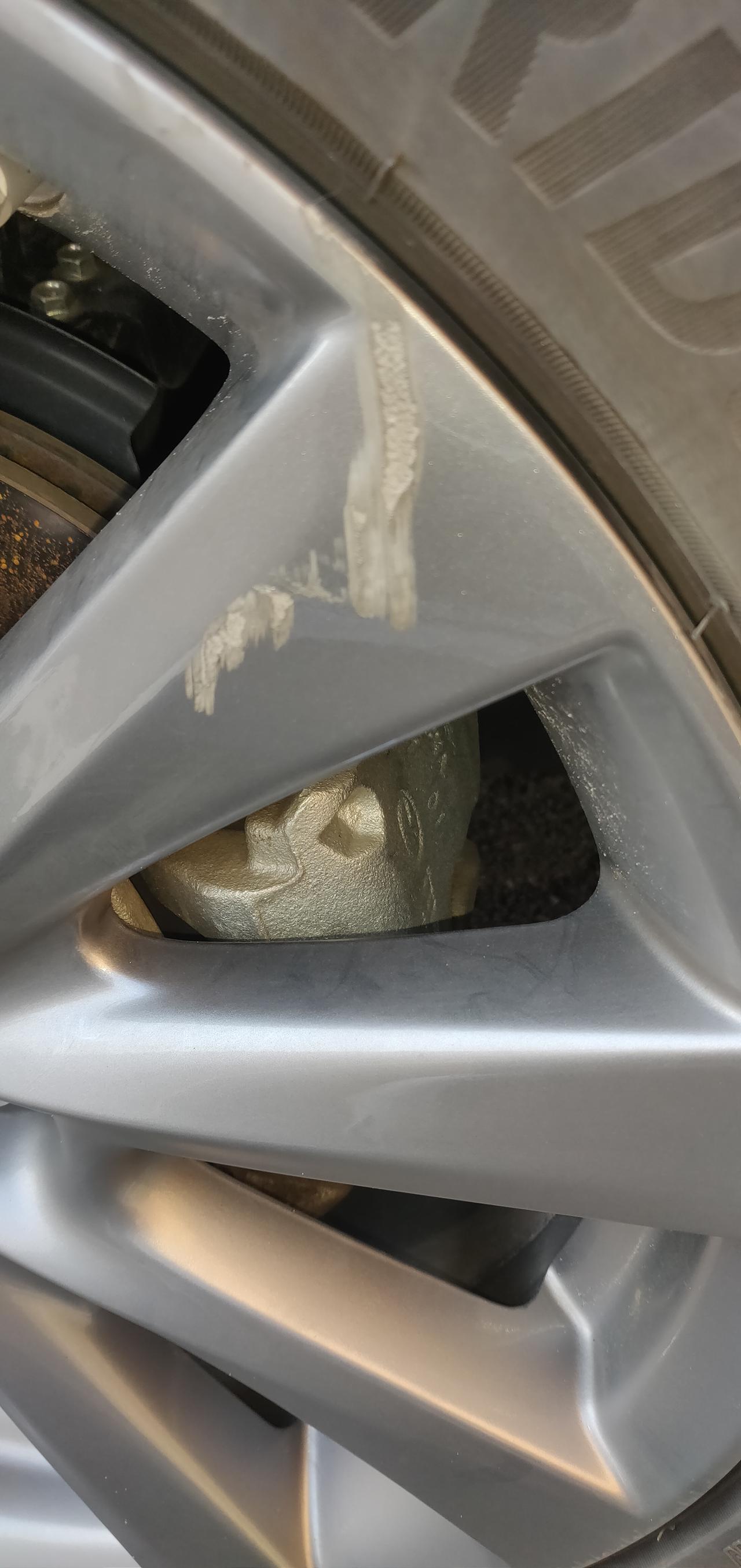 马自达3 昂克赛拉 【求助】轮毂不知道怎么搞成这样了，这个需要修复吗？修复要花多少钱啊。