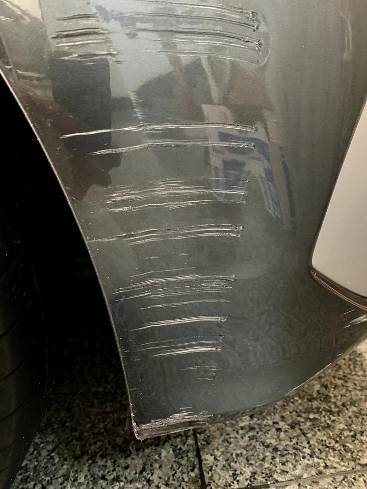 奥迪A3 求问这种剐蹭需要重喷吗？补漆笔还能抢救吗？去4S好还是找外面修理厂呢，第一次遇到剐蹭，经验不足