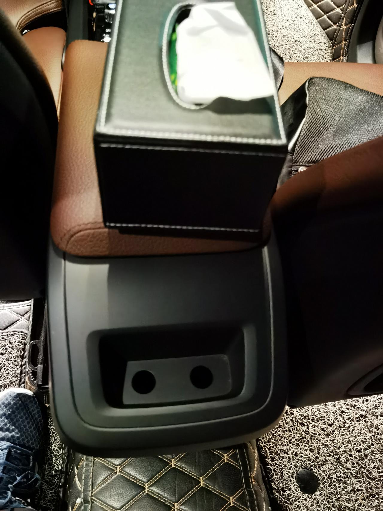 沃尔沃XC60 万能的车友圈，我的xc60下图这个熬糟上是不是原车有个垫片？今天刚刚发现下图这两个孔？请问哪里可以买到？