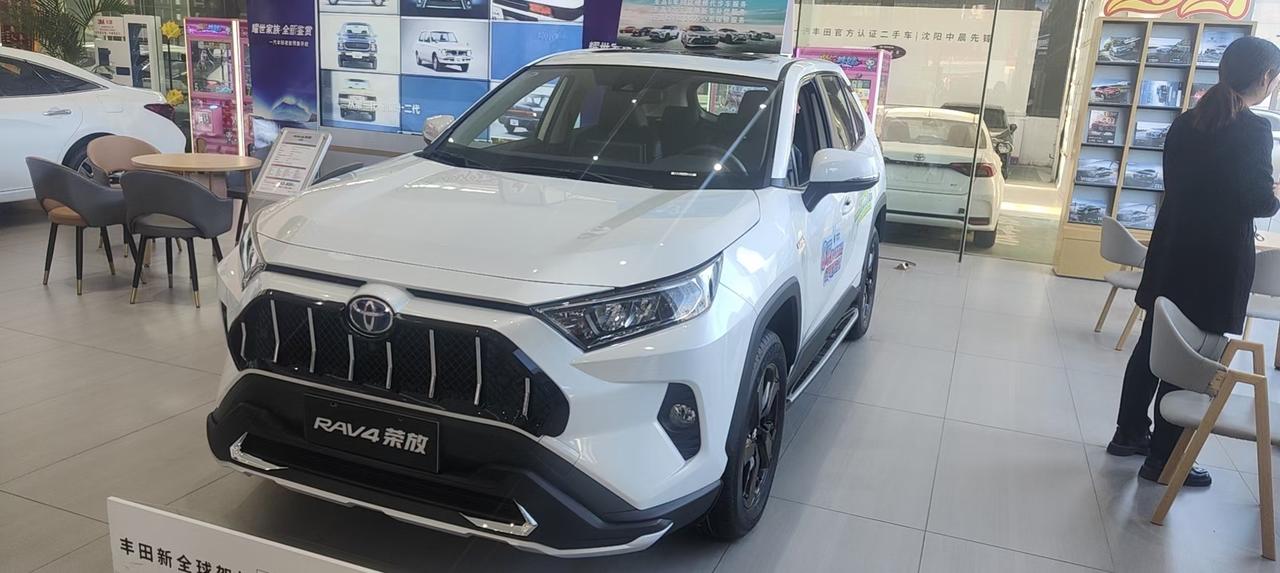 丰田RAV4荣放 沈阳荣放全款优惠多少？我谈到1.3再要前后杠就不给了 有最近要提车的小伙伴吗