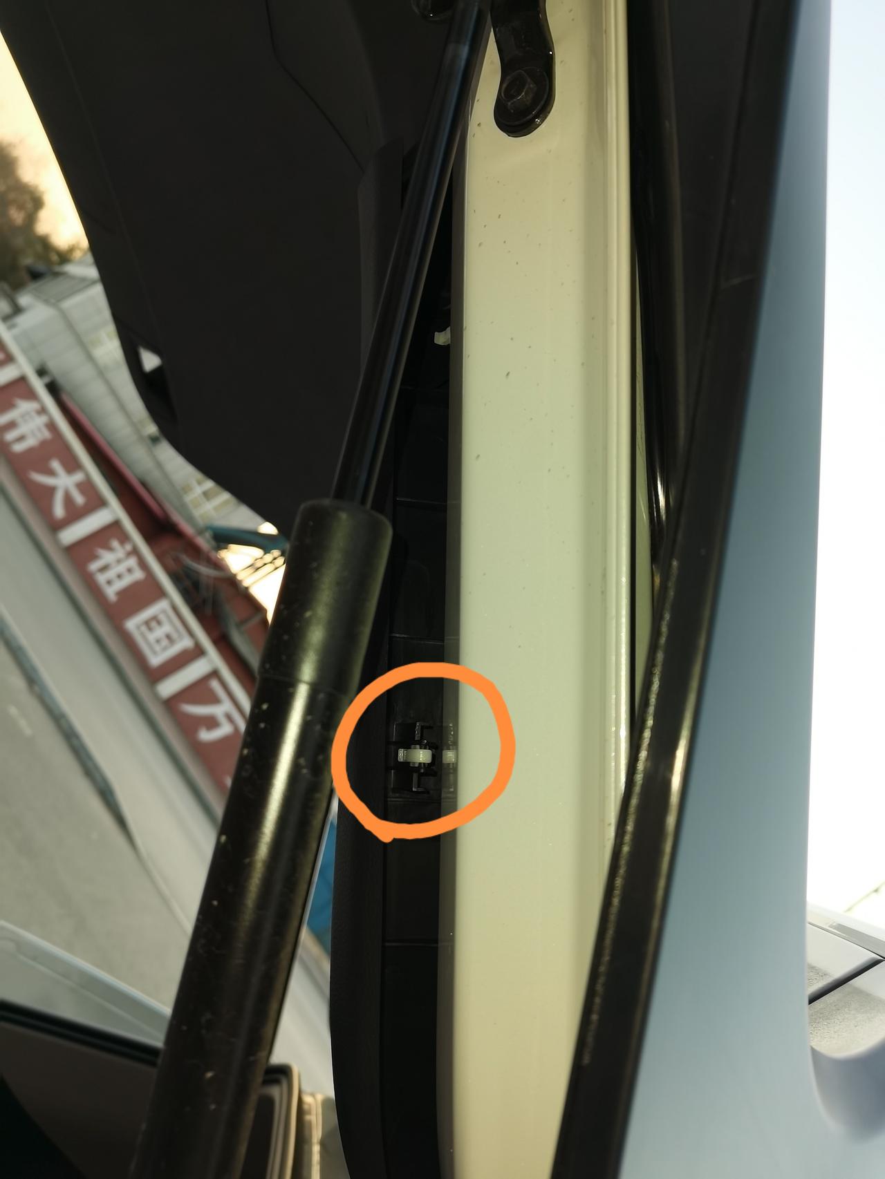 丰田RAV4荣放 行李箱盖子内侧饰板卡扣居然裂开了，有同病相怜的吗