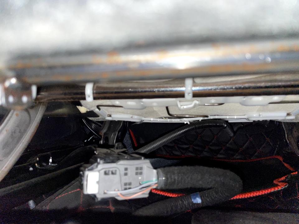马自达3 昂克赛拉 主驾驶座椅铁架生锈。这是什么情况？车型。马自达三次世代。2019--1.5 质美版