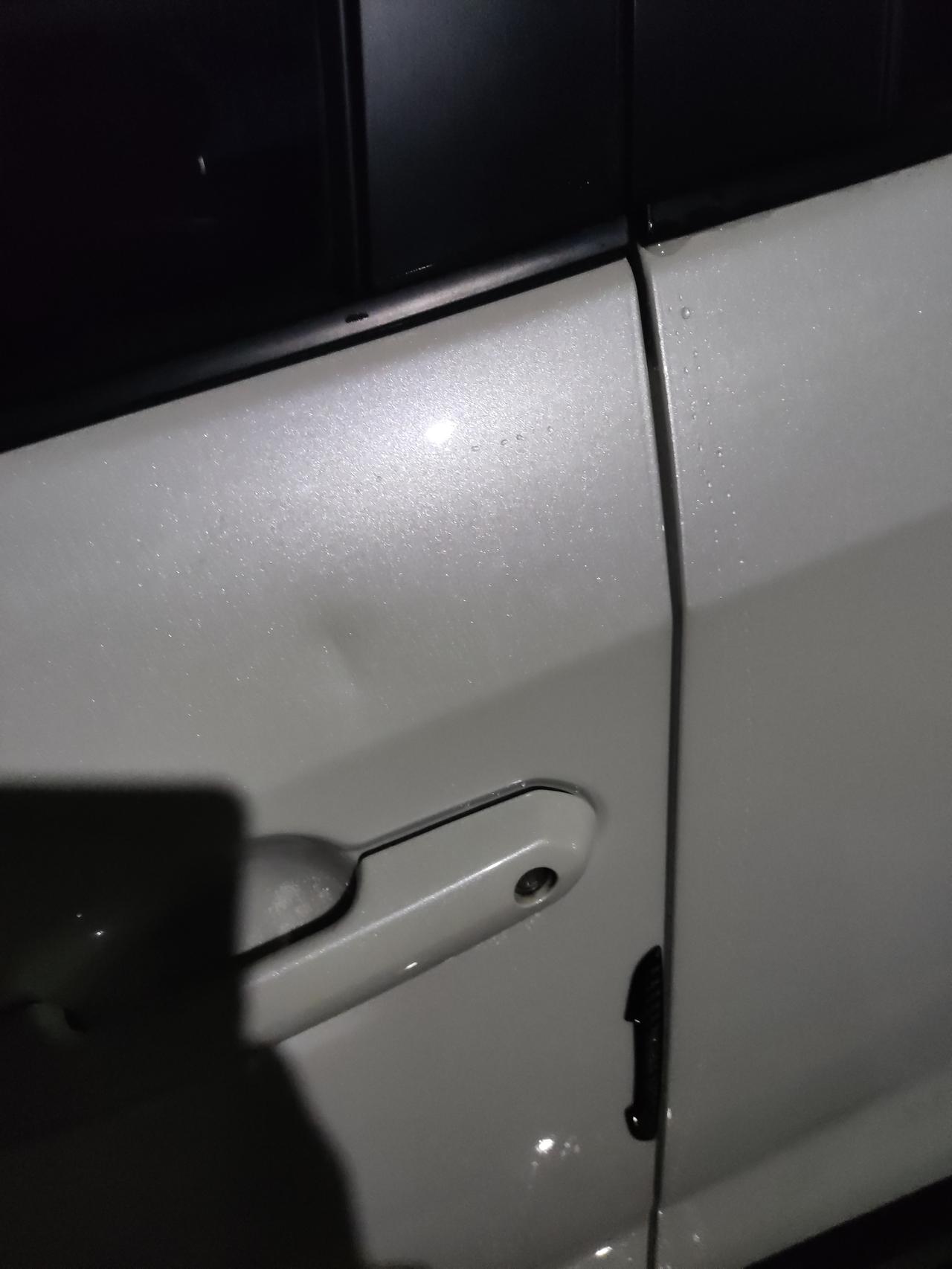 丰田RAV4荣放 就去买东西，大概20分钟的时间，被旁边一个面包车拿东西的时候怼的，新年第一天破处，这怎么办啊，我贴了膜