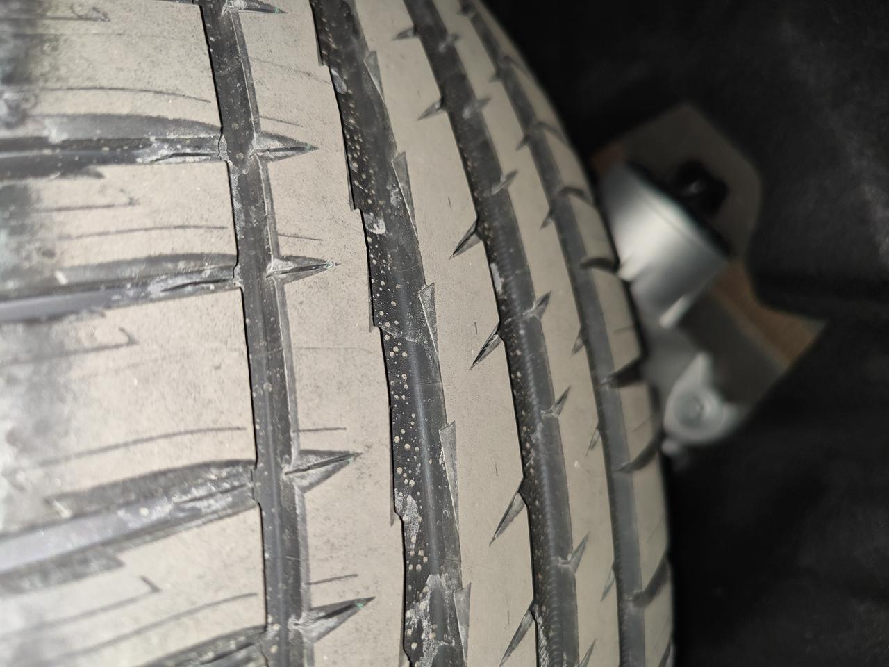 沃尔沃XC60 车友们，我这个2022款XC60新车遇到的问题如下，想请大家帮忙解答一下：1.提车的时候显示故障码如图所