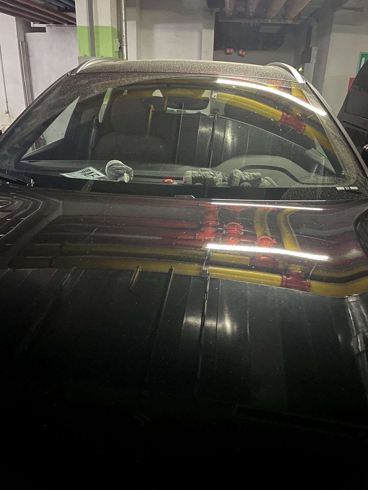 沃尔沃XC60 提车第一天，请问下车关车门了，那个中间一闪一亮是正常的吗