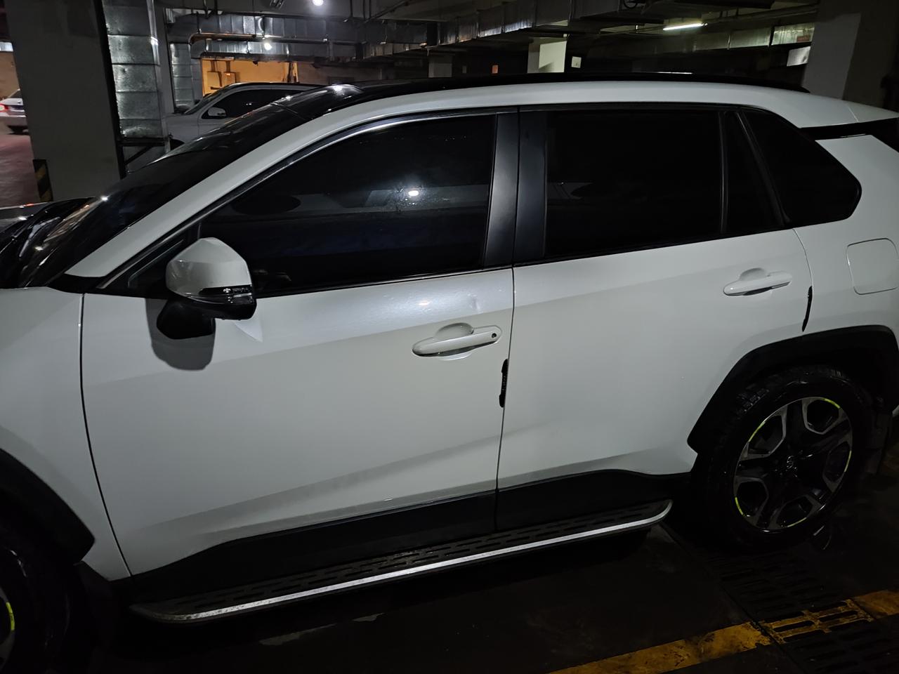 丰田RAV4荣放 就去买东西，大概20分钟的时间，被旁边一个面包车拿东西的时候怼的，新年第一天破处，这怎么办啊，我贴了膜