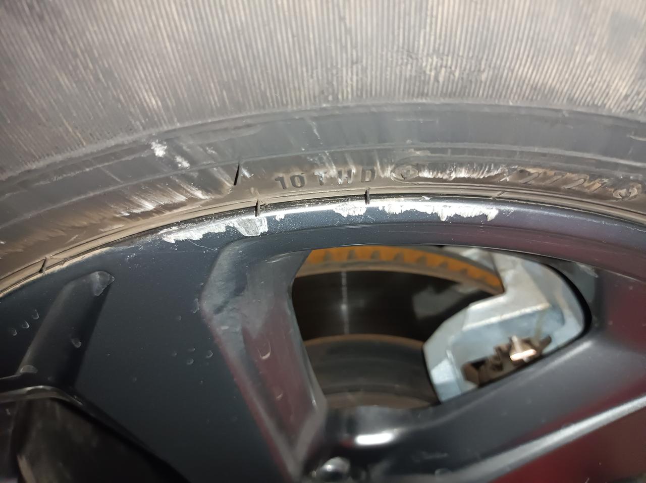 丰田RAV4荣放 靠边停车的时候，轮毂磕马路牙子上了，刮成这个样子，这种情况严不严重？漆刮没的地方会不会生锈啊？