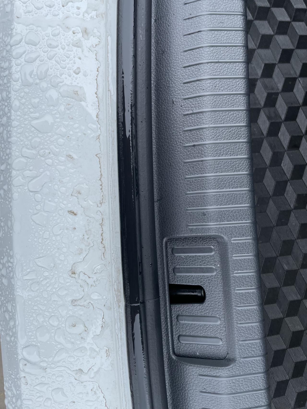 大众CC 下过雨之后，后备箱密封条进水，有没有一样的？怎么解决的！求助！！！兄弟们，谢谢！