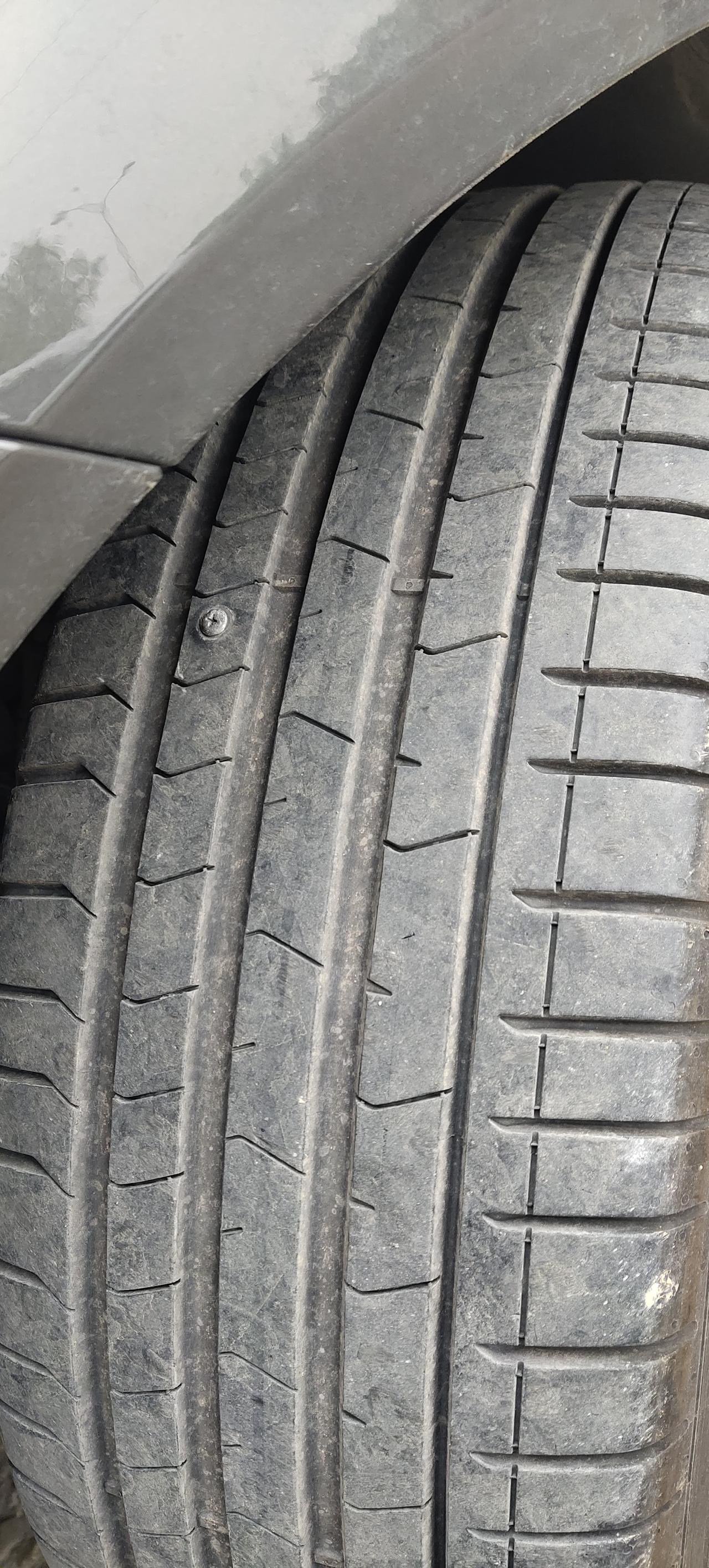 2022款沃尔沃XC60智远豪华版，今年五月份买的车，至今，四个轮子，三个都被扎了！沃尔沃XC60这个车的轮子是不是稍微
