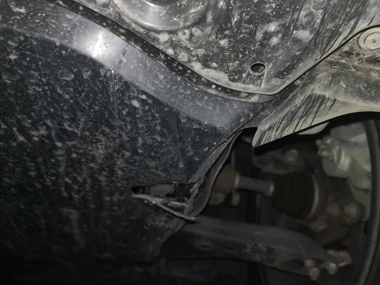 丰田RAV4荣放 晚上下雨，没注意到左边的路旁有个水泥的小沟，当时对面来了一辆自动三轮车，应该道路很窄，对面靠右行驶，我