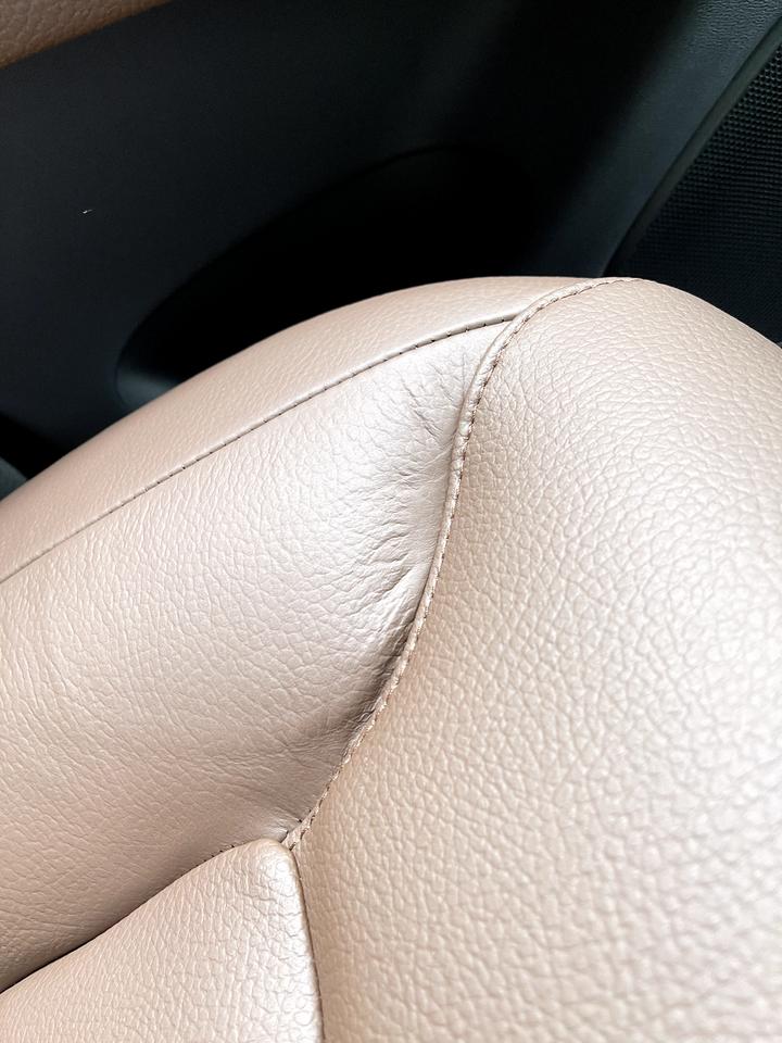 沃尔沃XC60 B5智逸，提的新车，发现真皮座椅上有一块像摩过的地方，摸起来很薄，这个应该怎么办？会容易破皮吗？需要找4