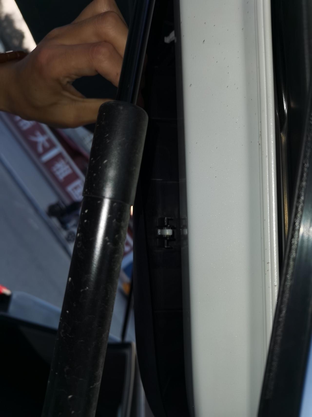 丰田RAV4荣放 行李箱盖子内侧饰板卡扣居然裂开了，有同病相怜的吗