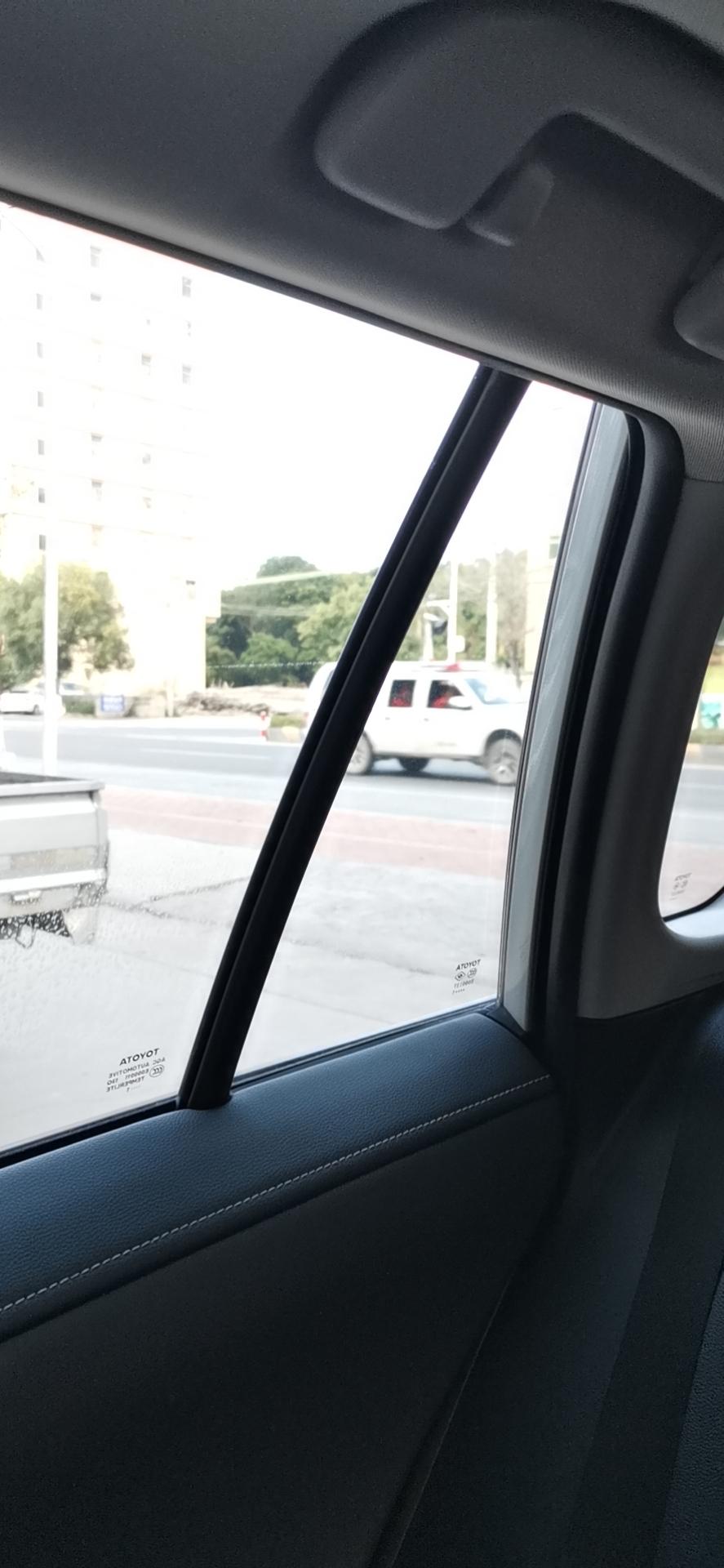 丰田RAV4荣放 21款荣放副驾驶后门一走小凹凸的路就会哒哒哒的异响大概在c柱和后玻璃这里，有一样的异响的吗快要烦死了
