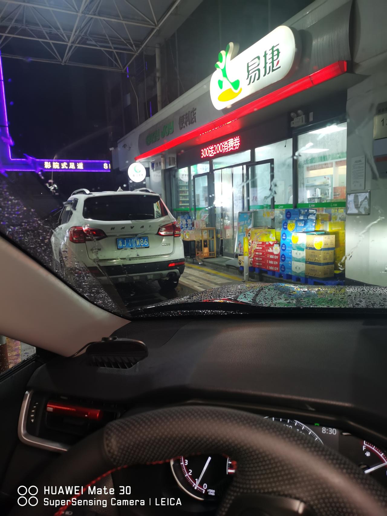 丰田RAV4荣放 挂r档踩刹车时，能听到一声异响。还有挂r挡不动时，车有明显抖动，后视镜都能抖起来。大家也有这个情况吗