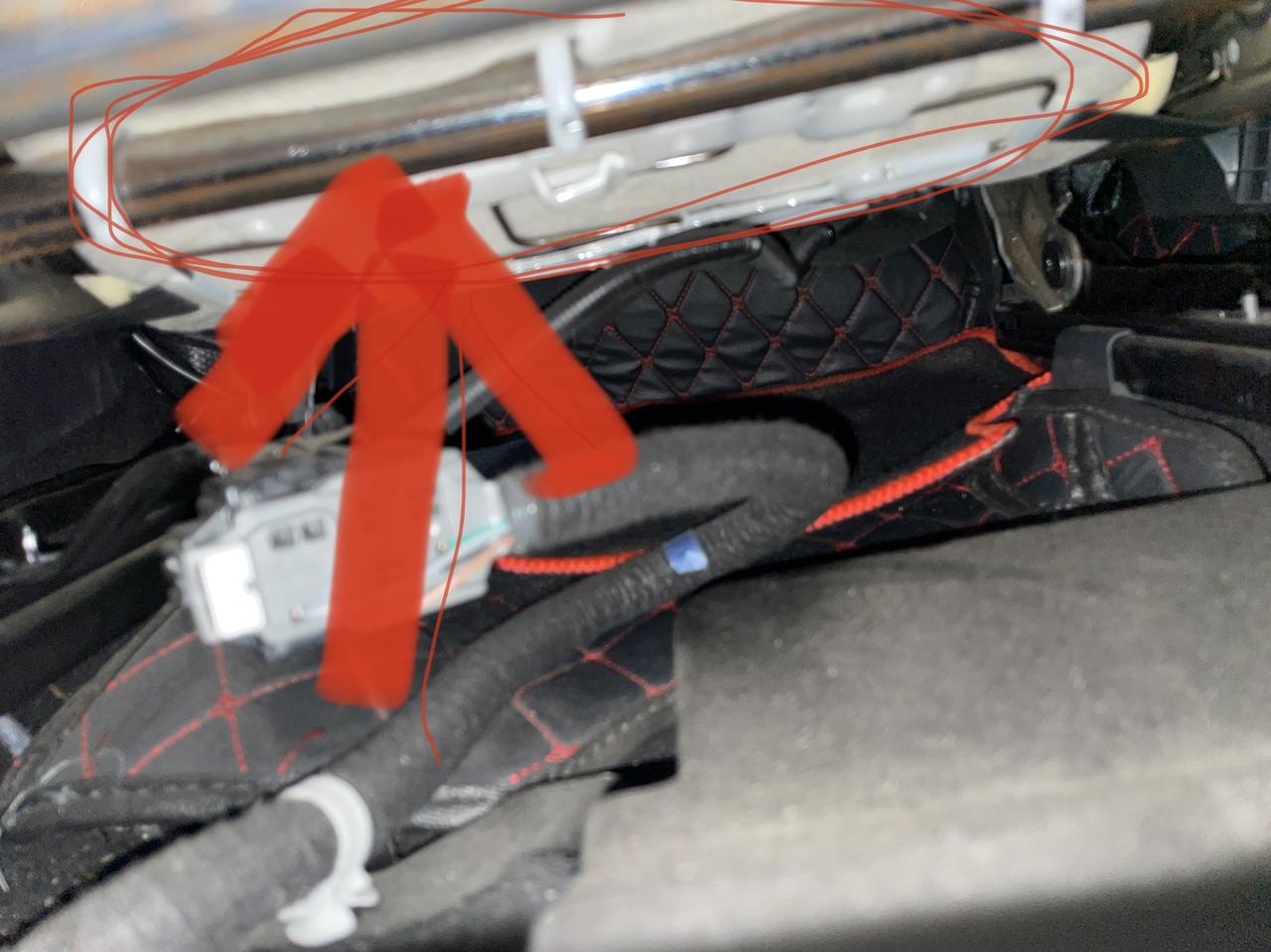 马自达3 昂克赛拉 主驾驶座椅铁架生锈。这是什么情况？车型。马自达三次世代。2019--1.5 质美版