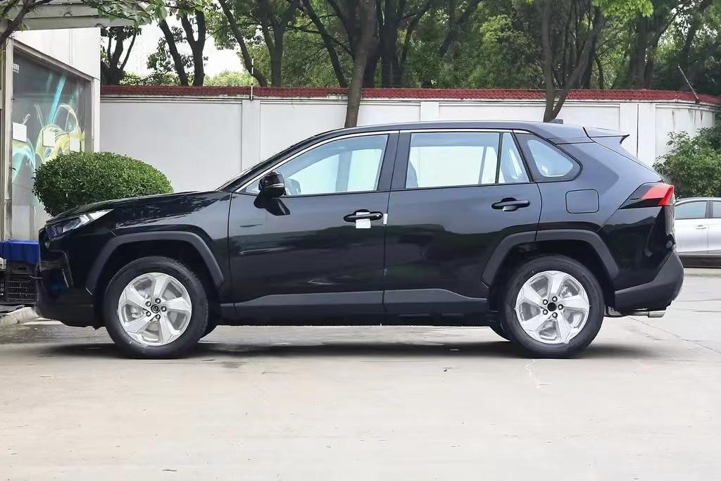 丰田RAV4荣放 大家好，我是一个新手的女司机，想买台车但是又不知道什么车好，我对车了解的也不多，所以我想请问一下各位老