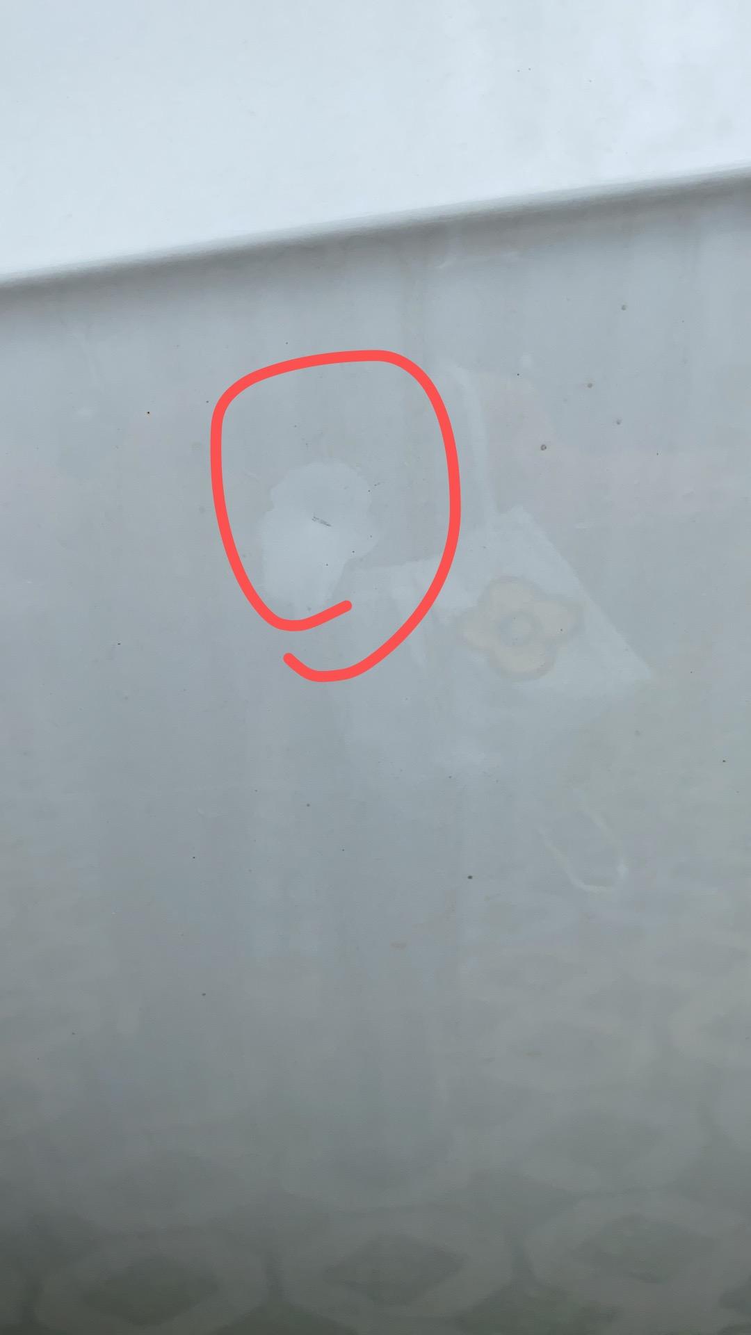 大众CC 老哥们 这个是在路上跑着被石头砸了的吗